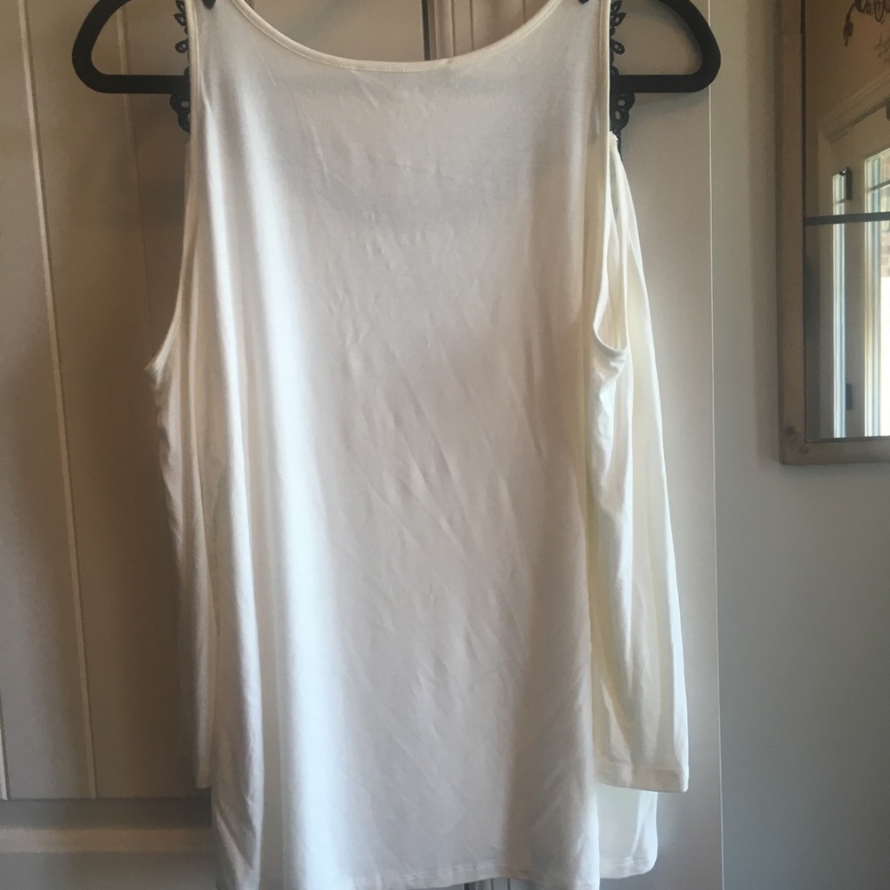 NWOT cold shoulder top with lace 💗🎀🛍 Never worm - Picture 7 of 8